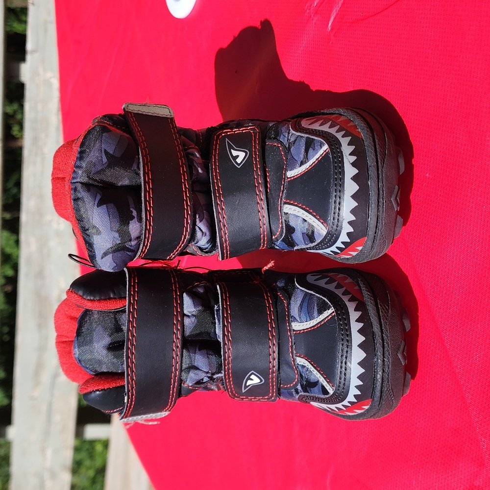 Boys Winter Snow Boots Black and Red Shark Design Size 6